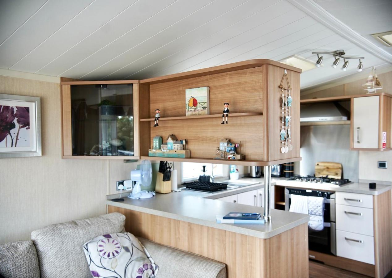 Sea Breeze Cabin Poole Exterior photo